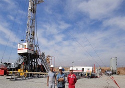Köy meydanından petrol fışkırdı
