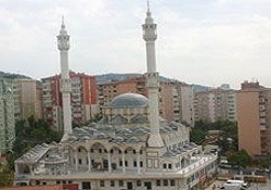 'Kabe minareli' Yunus Emre Camii açıldı