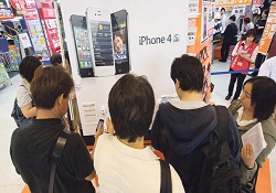iPhone 4S modeli için geceden sıraya girdiler