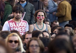 İspanya'da yüz binler sokaklara döküldü