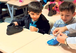 Ayakkabı bağlamayı, elbise katlamayı öğreniyorlar