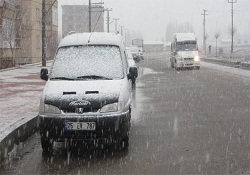 Erzurum'a mevsimin ilk karı düştü