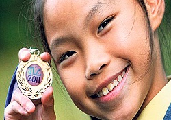 Yaşı kadar dil biliyor