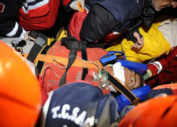 101 saat sonra enkazdan sağ çıkarıldı