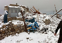 Vanlı depremzedeler güne karla başladı