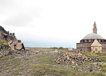 6 aylık duvar çöktü 444 yıllık külliye ayakta