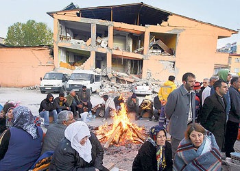 Felakete uğrayanlara yardımda bulunan...