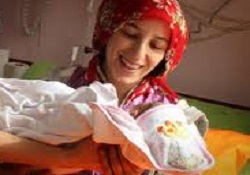 Anne kucağında uyuyan bebeğin kalbi sağlıklı