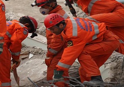 Bir kişiye daha canlı ulaşmak için, enkazı elleriyle kazıyorlar