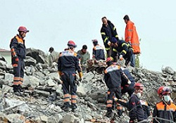 Enkaz arama çalışmaları kayıp baba için başladı