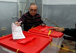 Komşuda seçmenler sandık başına gidiyor