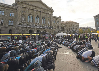 İslamofobi'ye namazlı protesto yaptılar