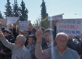 Başörtülü kızlara zulüm devam ediyor