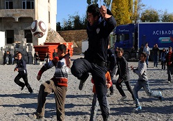 Polisler çadır kentteki çocuklara moral verdi