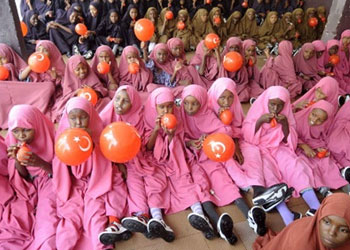 Diyanet Somalili yetimleri de güldürdü