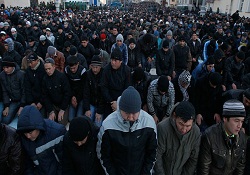 Moskova'da on binler 'Çadır Cami'de' bayram namazı kıldı