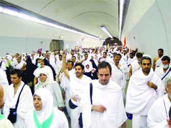 Kâbe'de hacılardan oluşan insan seli