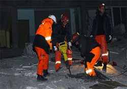 Depremzedeye sıvı tedavisi hayat kurtarıyor