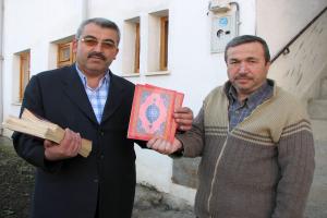 Örnek İmam, her hafta evleri gezerek cüz dağıtıyor