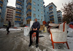 Ev sahipleri gitti, kapıcılar nöbette