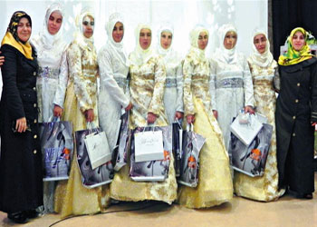 Hafız kız öğrenciler taç giydi