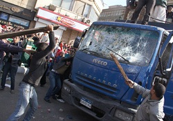 Göstericiler Tahrir Meydanı'nı ele geçirdi