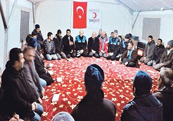 Depremzedeler çadır camide sohbet edip hasret giderdi