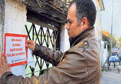 Sakarya'da binalara 'ikamet etmek yasaktır' levhası asıldı