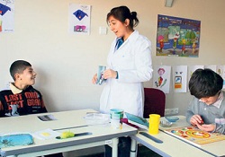 Okumayı değil, anne demeyi öğretiyorlar