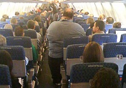 Uçakta ayakta kaldı!