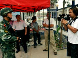 Çin, Uygur'a binlerce polis sevk etti