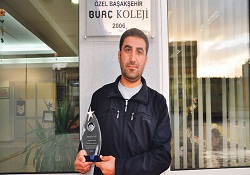 Eşini bırakıp yardıma koştu, yılın öğretmeni oldu