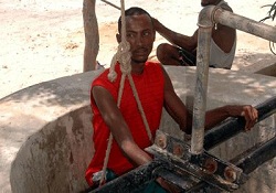 Ekmeğini topraktan çıkarıyor