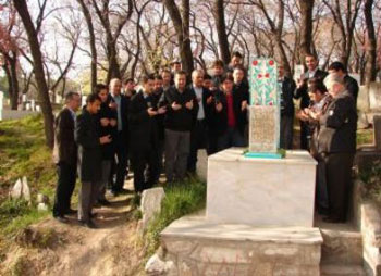 Filmden sonra Nur talebelerinin mezarına...