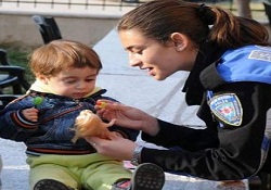 Deprem çocuklarına polis morali