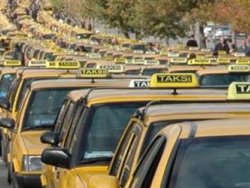 Taksi plakası altına kafa tuttu