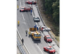 En pahalı kaza: 8 Ferrari birbirine girdi