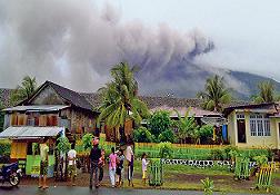 Gamalama Yanardağı uyandı