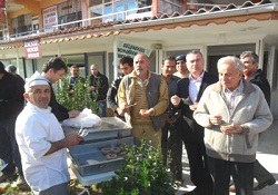 Cami Cemaatinden, Depremzedelere Aşure İkramı