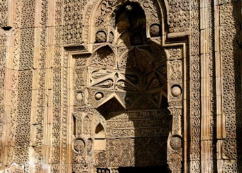Gölgeleri de sabah akşam Allah'a boyun eğer
