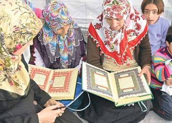 İsteyenlere evinde Kur'an öğretiliyor