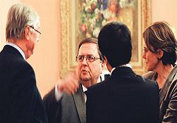 Dostluk yemeğine katılan UMP'li vekiller yasaya karşı