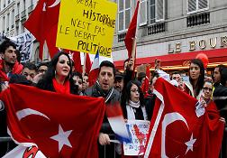 Paris'te Türk vatandaşları ayakta