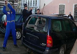 Fransa'ya tepki için otomobilini parçaladı