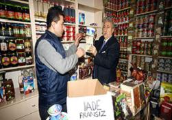 Fransız mallarını rafından indirdi