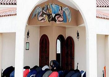 Cemaat camiye sığmadı kilisede namaz kıldı