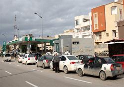 Dünyanın en önemli petrol üreticisinde benzin kuyruğu