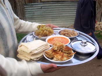 Birbirinize yemek götürmekle hediyeleşiniz