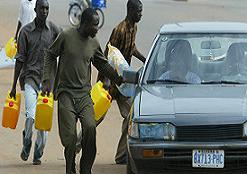 Nijerya'da artan petrol fiyatları tepki çekti