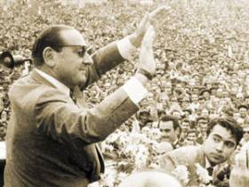 Menderes'in hediyesi Kur'an başköşede!